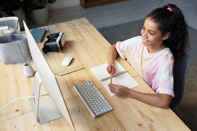 girl-in-pink-t-shirt-looking-at-the-imac-4143800
